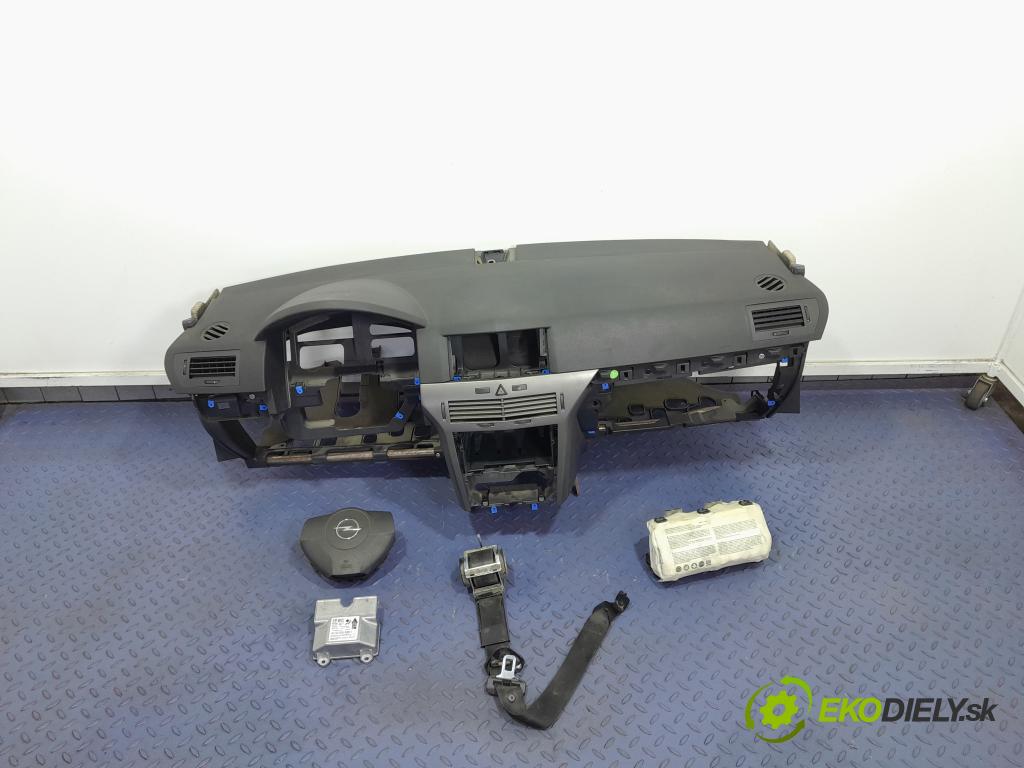 Opel Astra 2005 kokpit,pristrojová doska 01