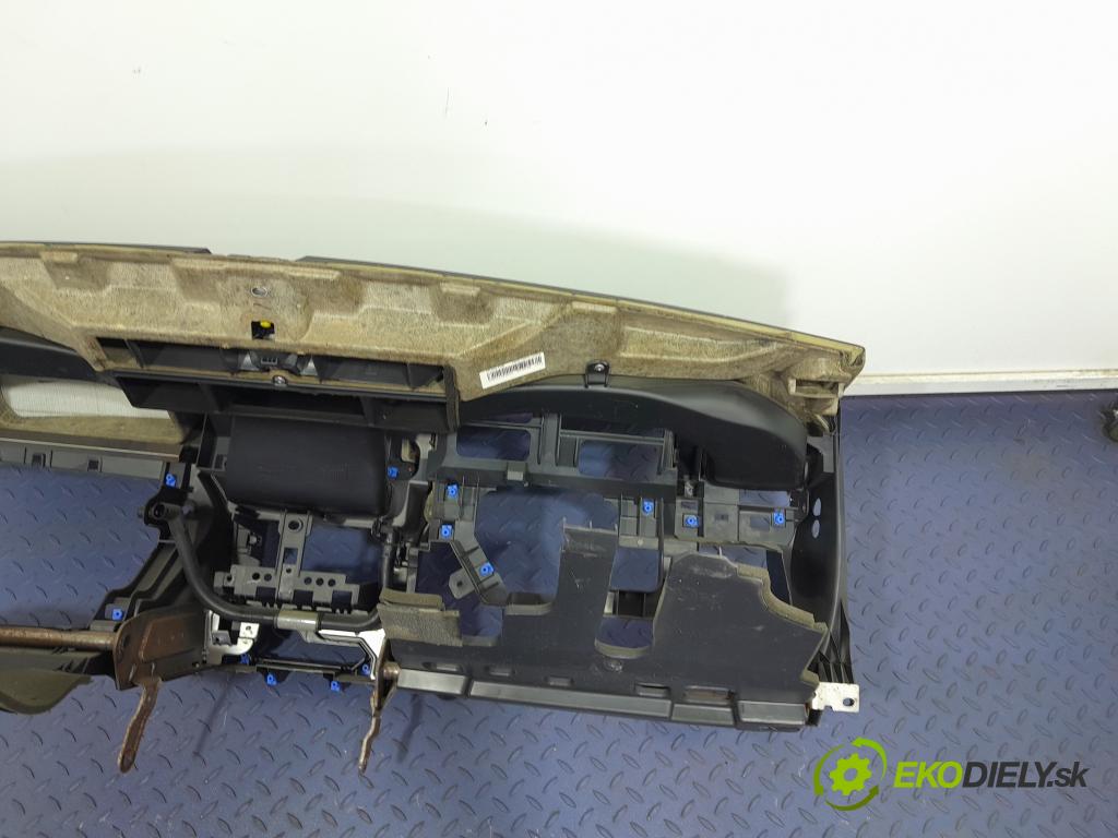 Opel Astra 2005 kokpit,pristrojová doska 01