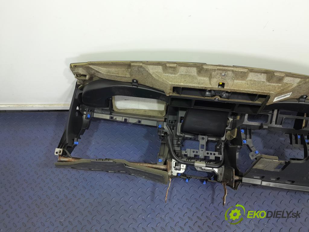 Opel Astra 2005 kokpit,pristrojová doska 01