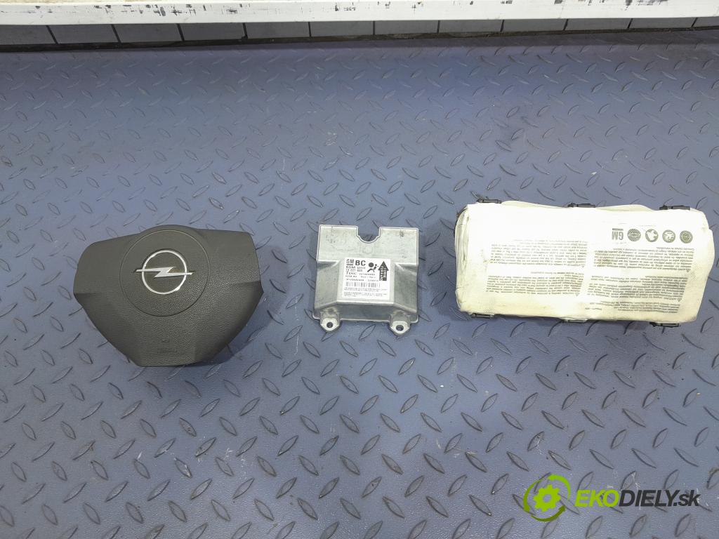 Opel Astra 2005 kokpit,pristrojová doska 01