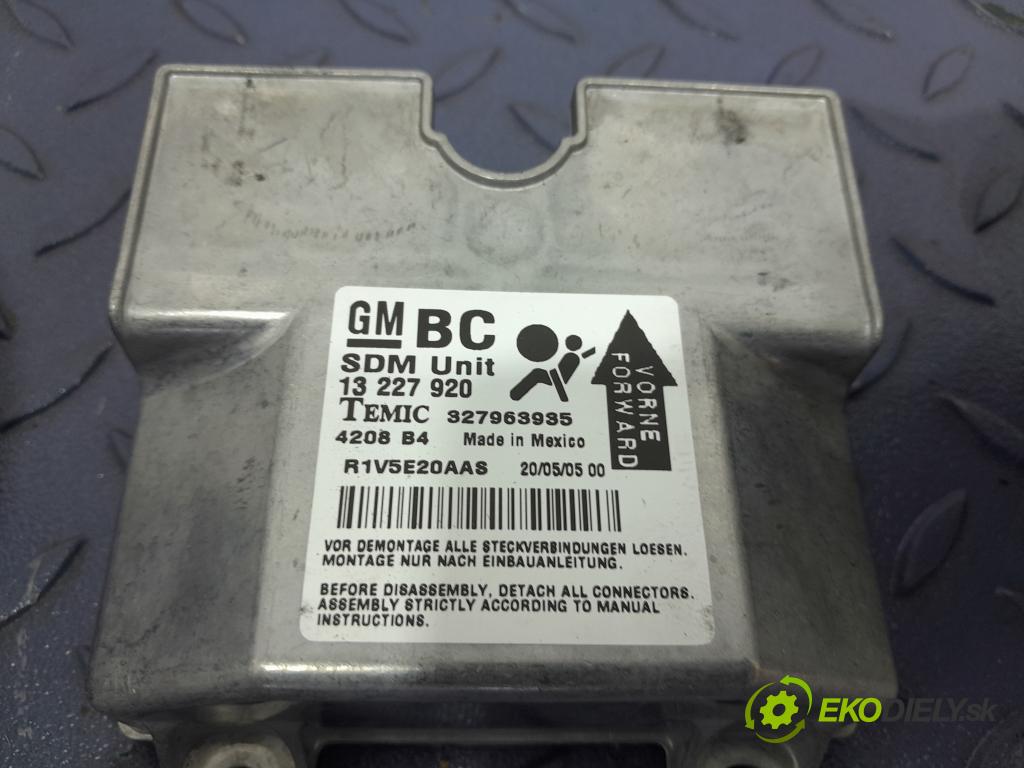 Opel Astra 2005 kokpit,pristrojová doska 01