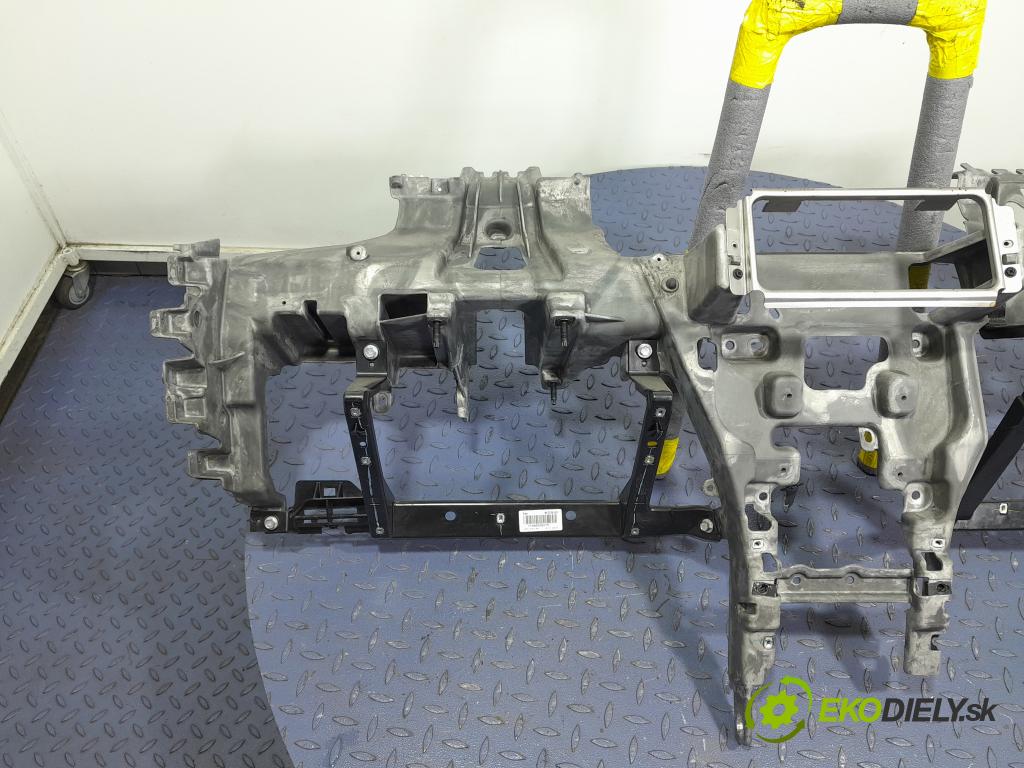 Jeep Compass 2014 kokpit,pristrojová doska 01