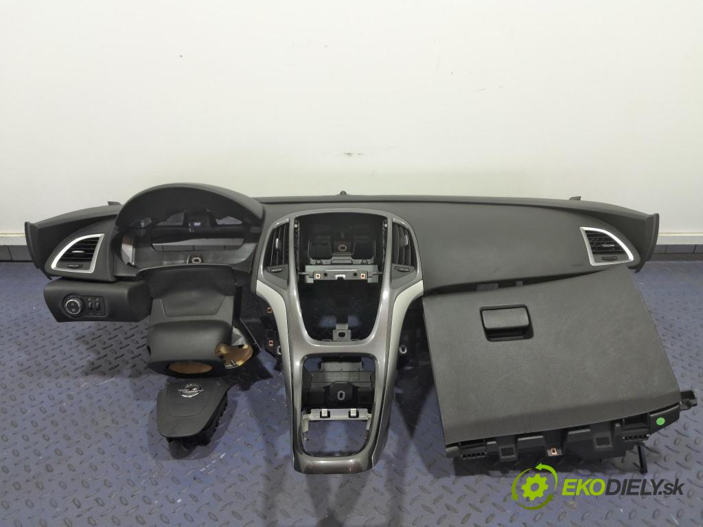 Opel Astra 2012 kokpit,pristrojová doska 01