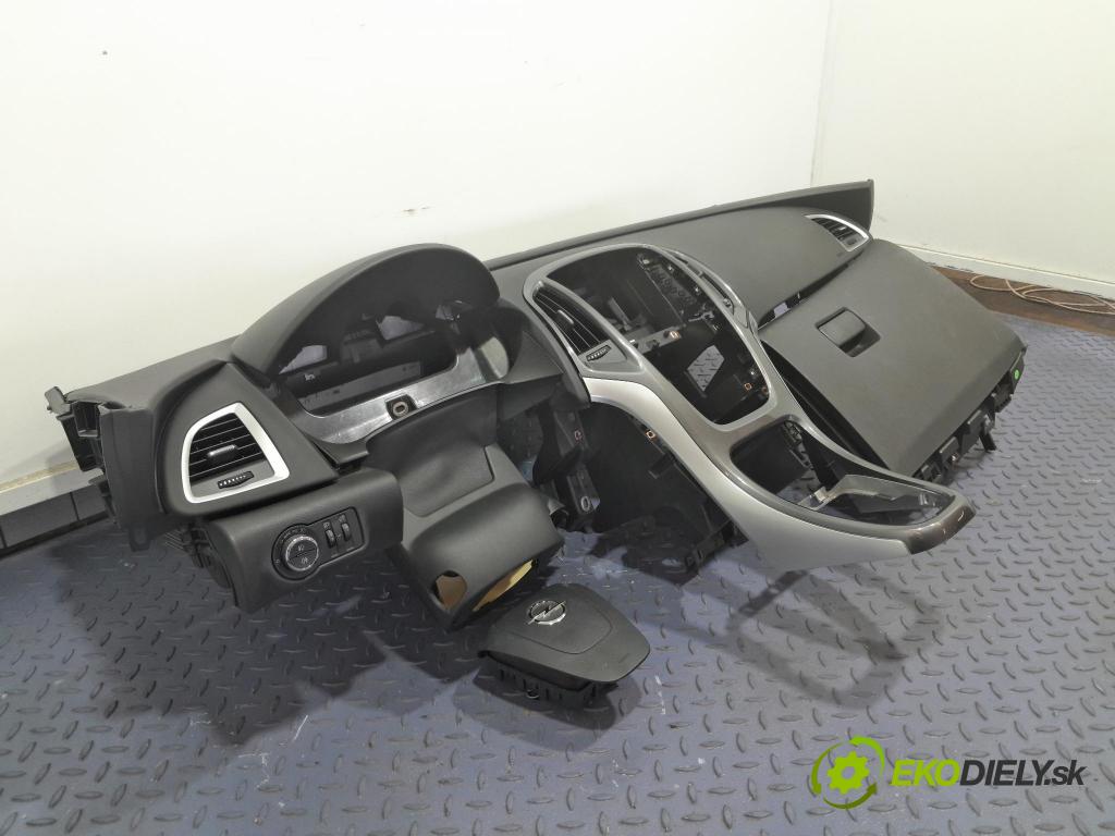 Opel Astra 2012 kokpit,pristrojová doska 01