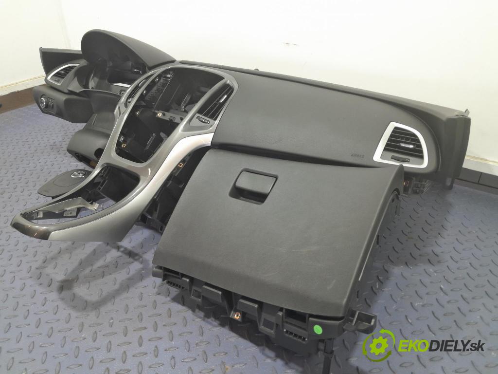 Opel Astra 2012 kokpit,pristrojová doska 01