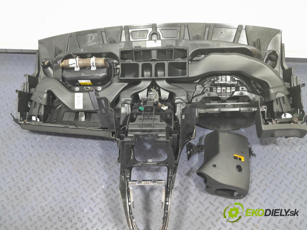 Opel Astra 2012 kokpit,pristrojová doska 01