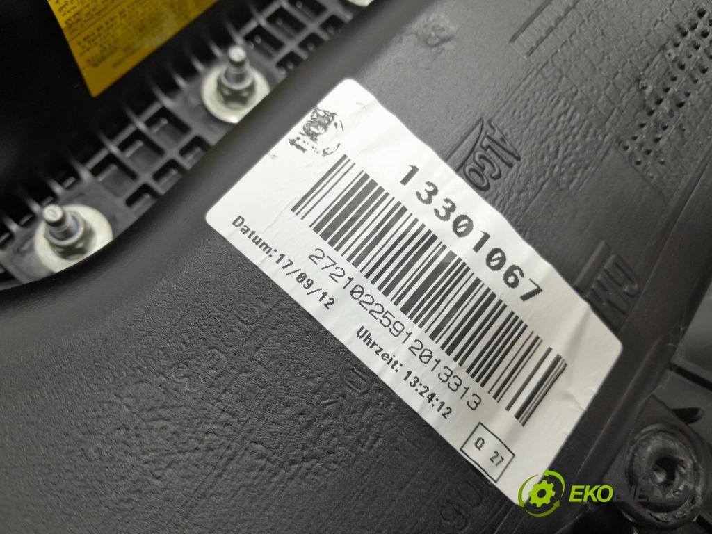 Opel Astra 2012 kokpit,pristrojová doska 01