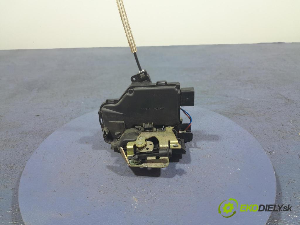 Audi A6 2000 zámek dveře před v pravo: 4B1837016B