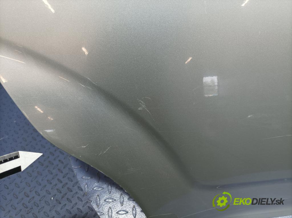 Toyota Corolla verso 2004 dvere zad pravé 01