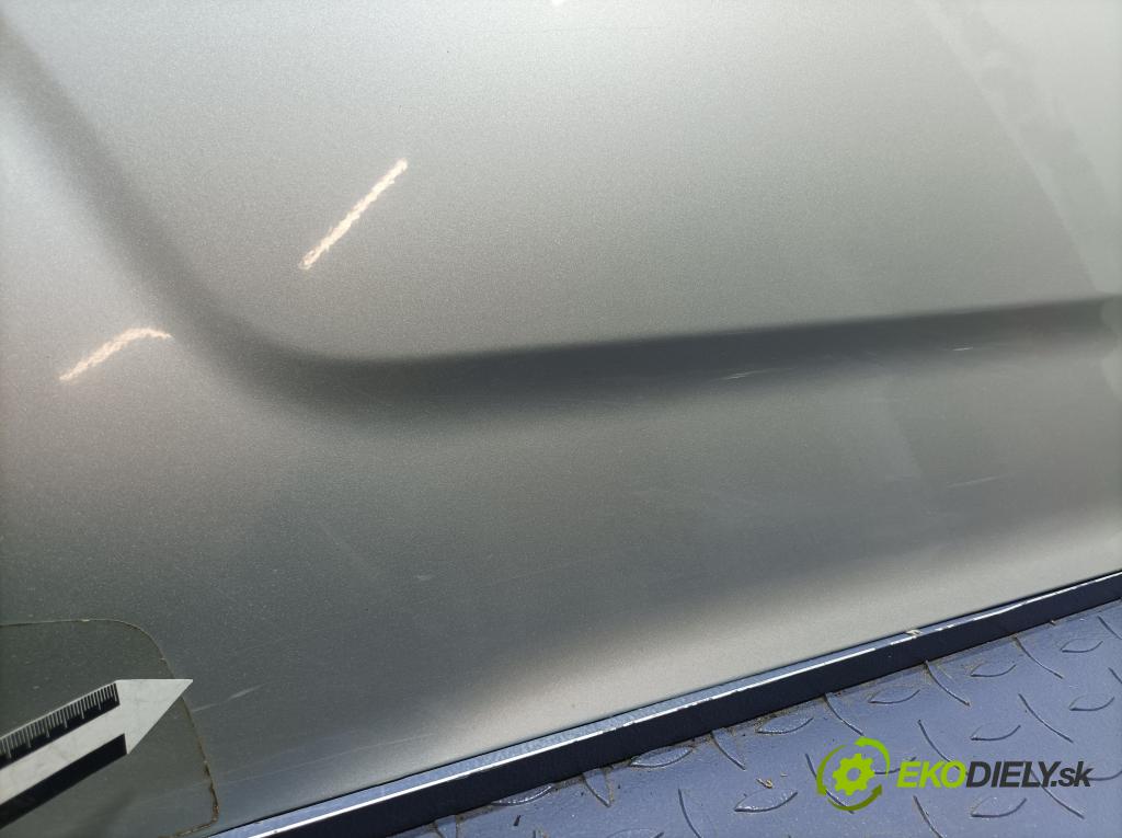 Toyota Corolla verso 2004 dvere zad pravé 01