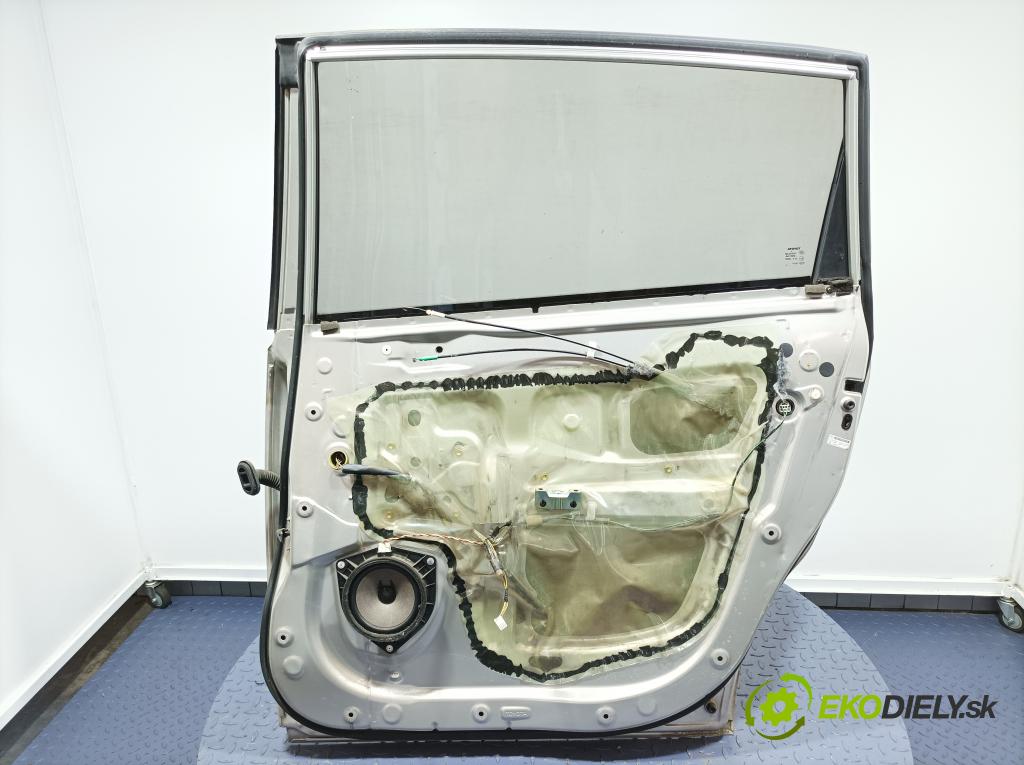 Toyota Corolla verso 2004 dvere zad pravé 01