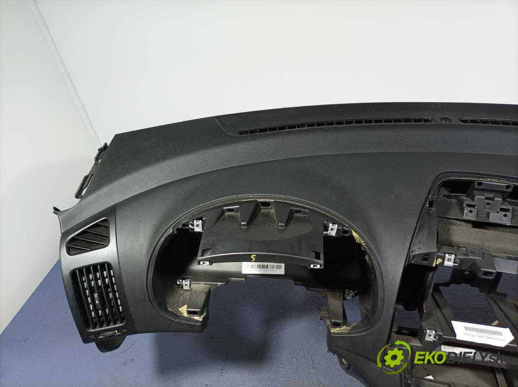 Hyundai I30 2010 kokpit,pristrojová doska 01