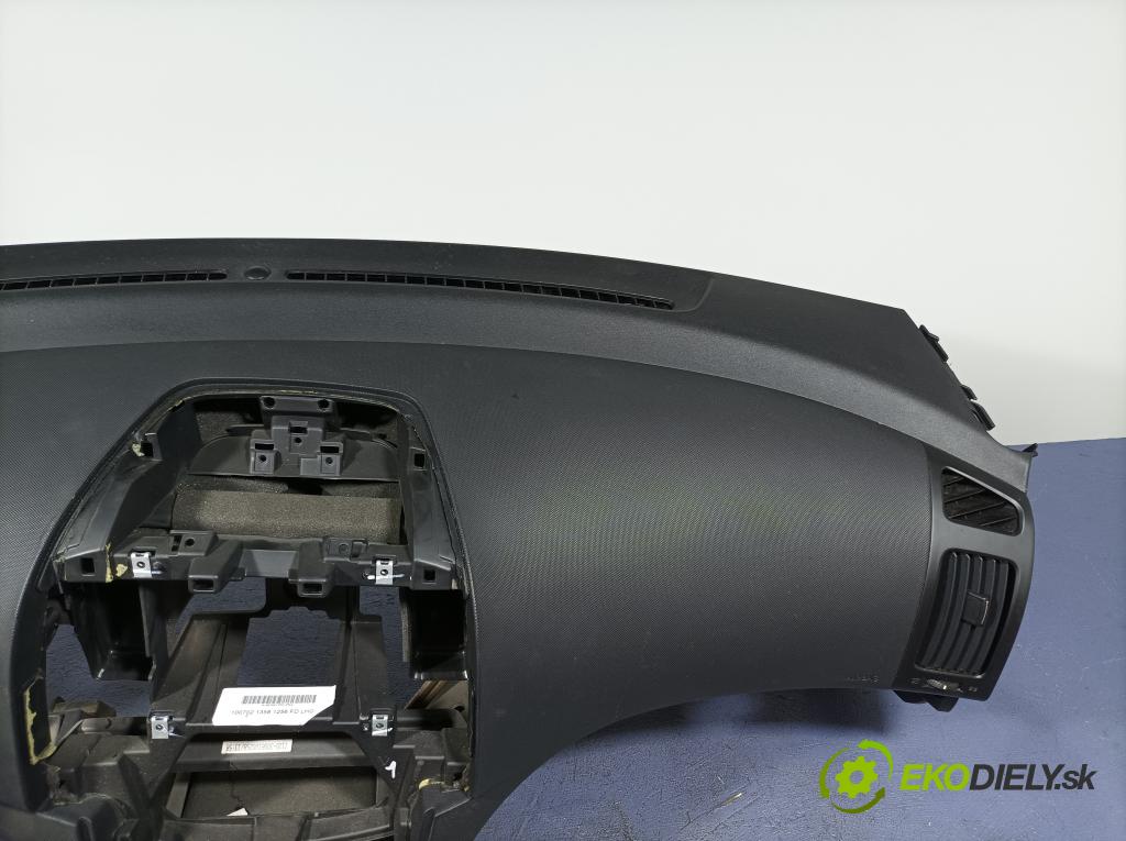 Hyundai I30 2010 kokpit,pristrojová doska 01
