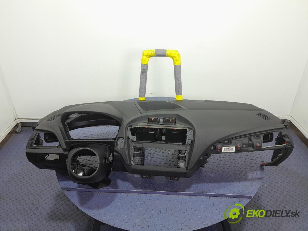 Bmw Seria 2 2015 kokpit,pristrojová doska 01