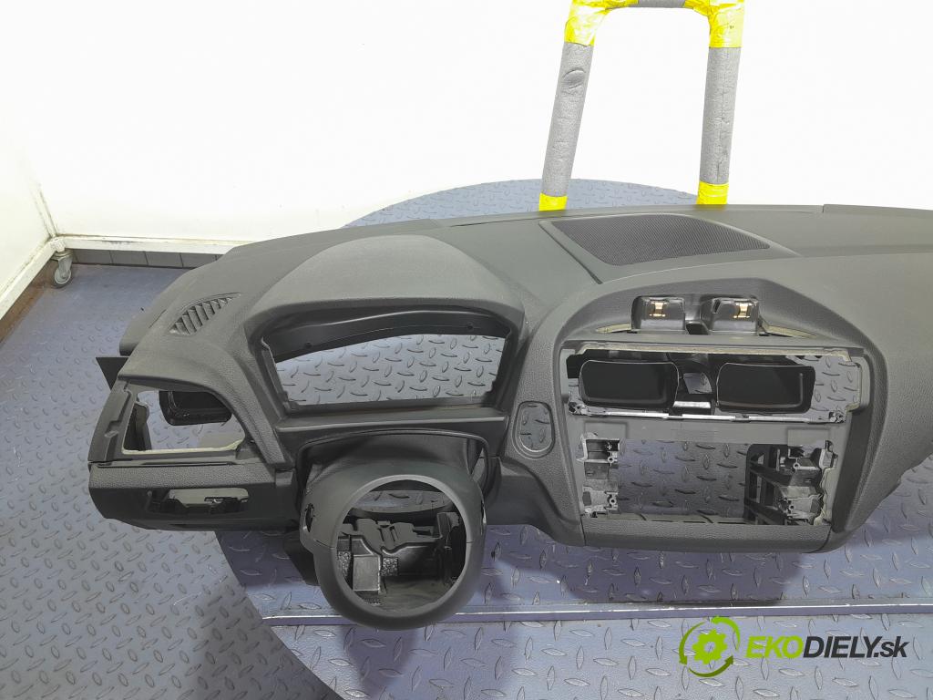 Bmw Seria 2 2015 kokpit,pristrojová doska 01