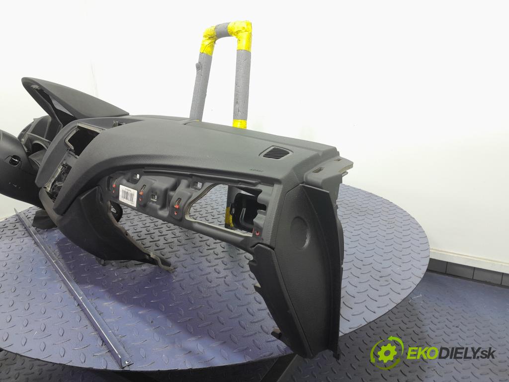 Bmw Seria 2 2015 kokpit,pristrojová doska 01