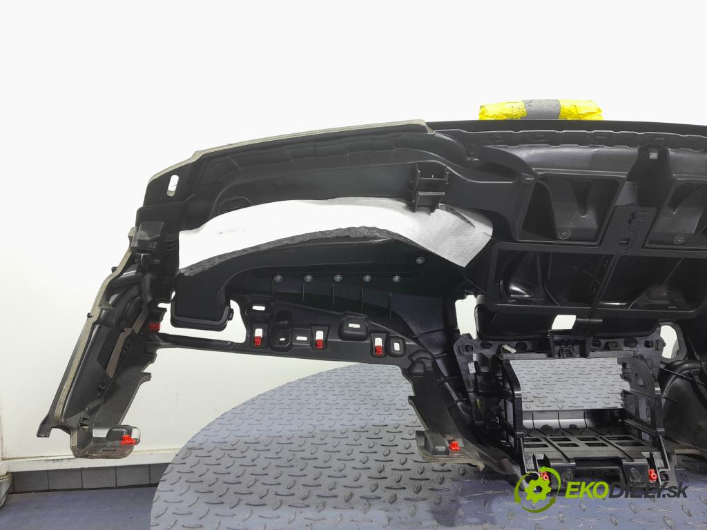 Bmw Seria 2 2015 kokpit,pristrojová doska 01