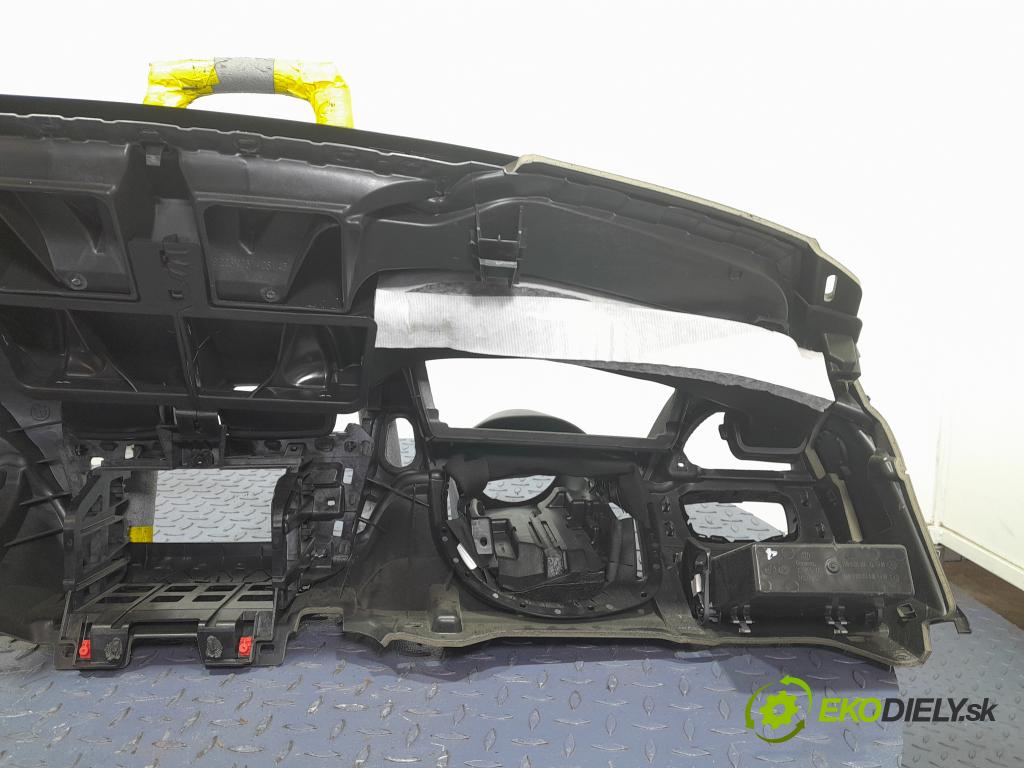 Bmw Seria 2 2015 kokpit,pristrojová doska 01