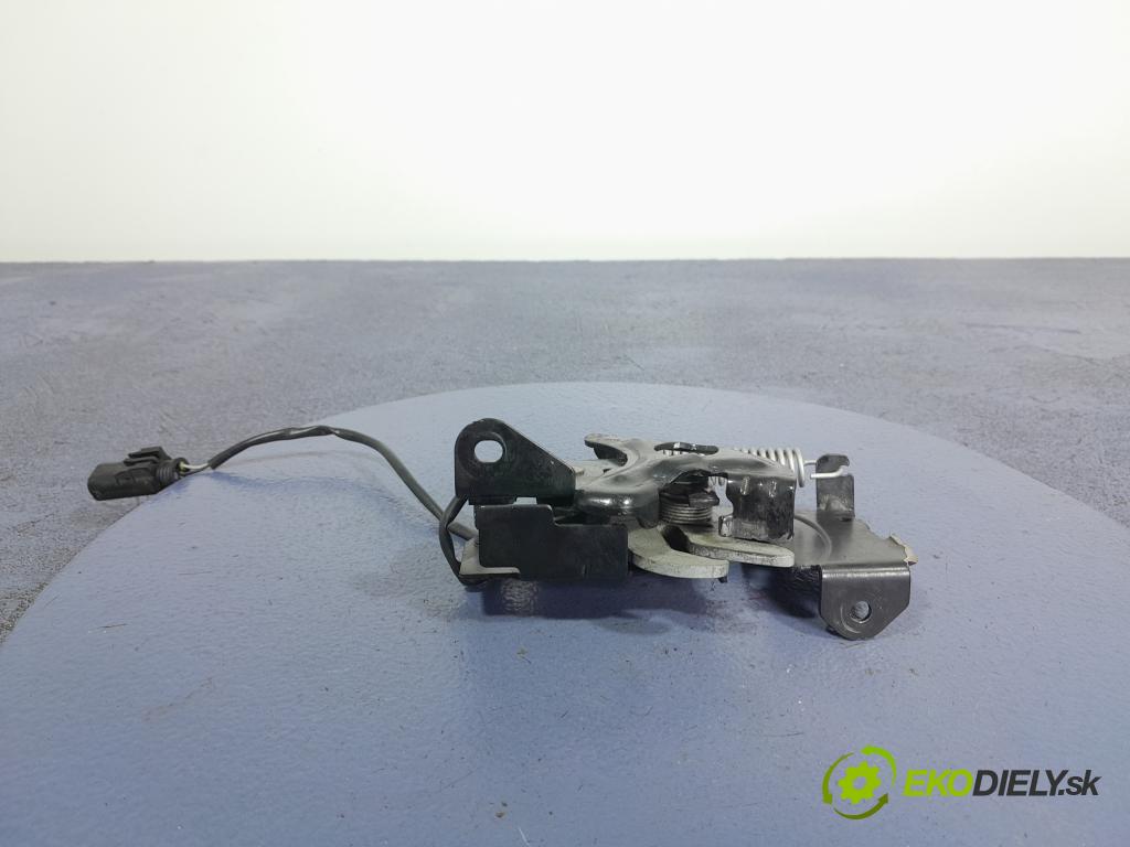 Bmw Seria 2 2015 zámek masky: 7300569