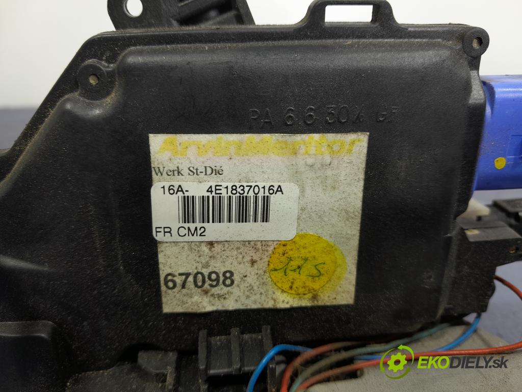 Audi A8 2005 zámek dveře před v pravo: 4E1837016A