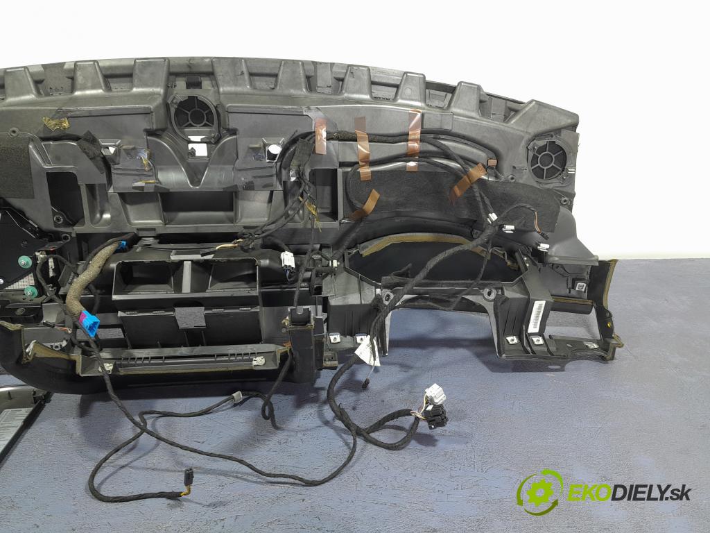 Audi A8 2005 kokpit,pristrojová doska 01