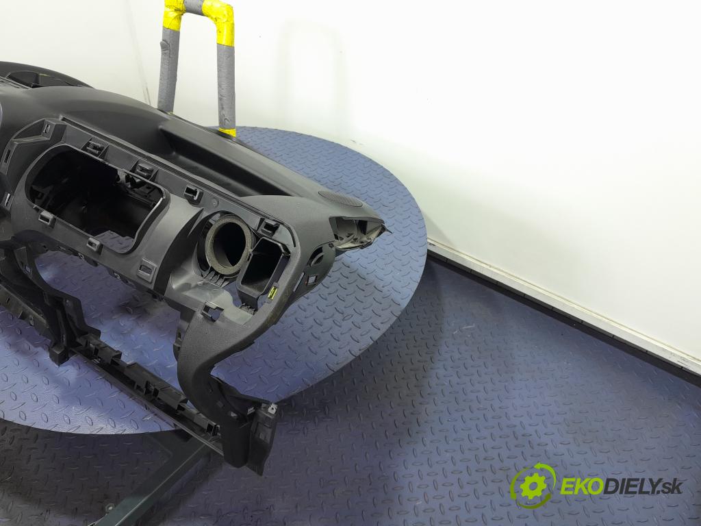 Citroen Berlingo 2017 kokpit,pristrojová doska 01