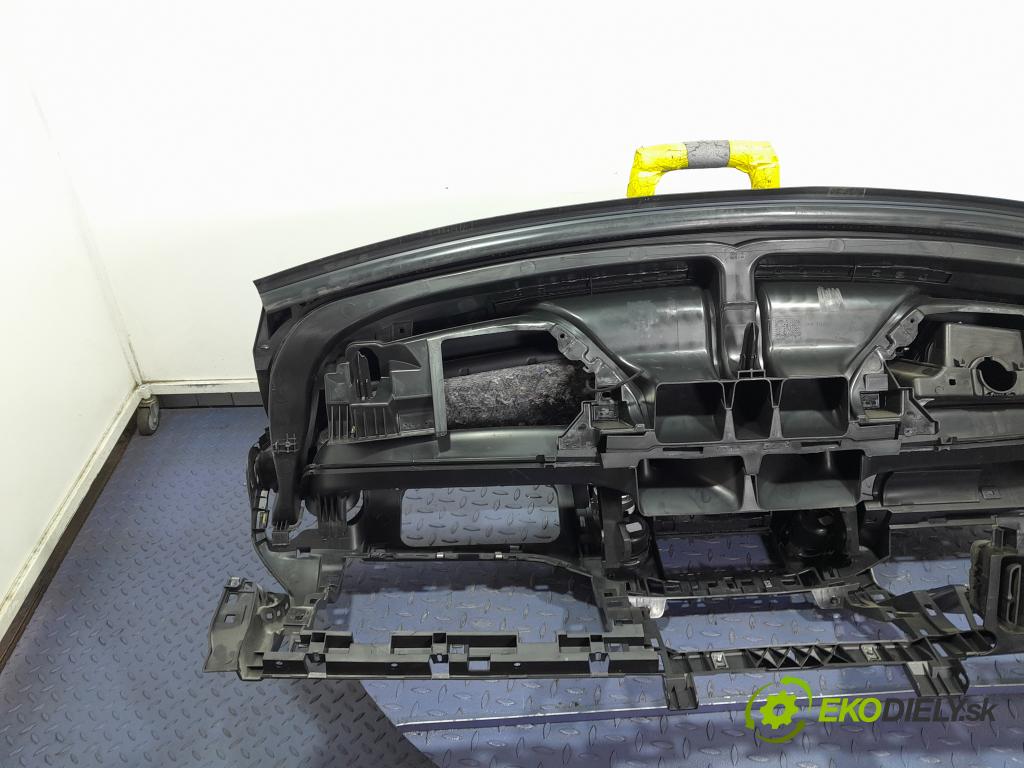 Citroen Berlingo 2017 kokpit,pristrojová doska 01
