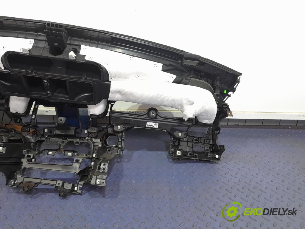 Kia Ceed 2023 kokpit,pristrojová doska 01