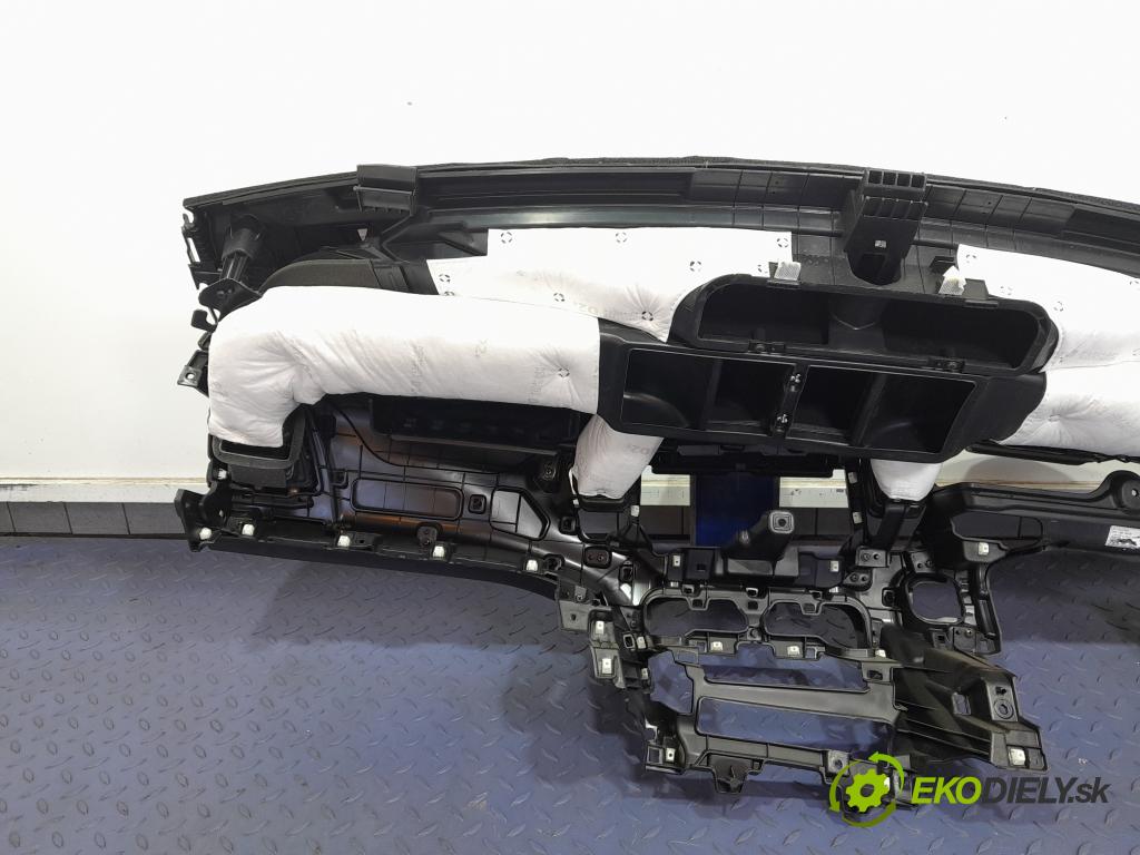 Kia Ceed 2023 kokpit,pristrojová doska 01