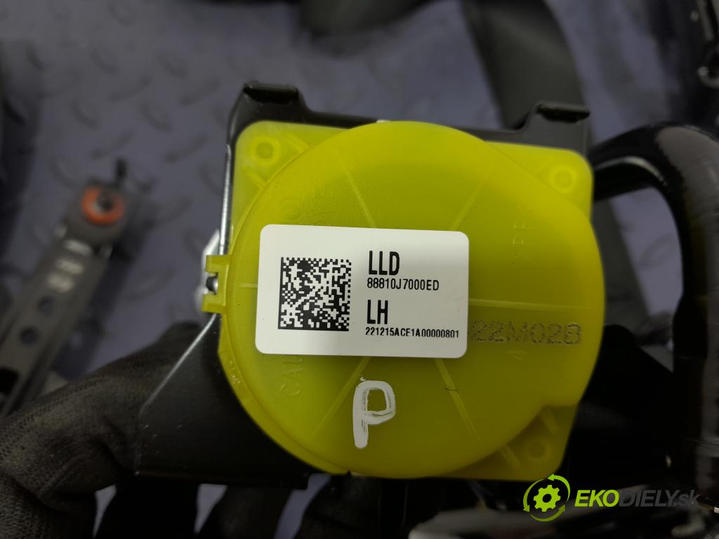 Kia Ceed 2023 kokpit,pristrojová doska 01