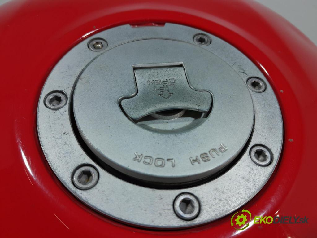 Honda CBR 1999 Nádrž: paliva 01