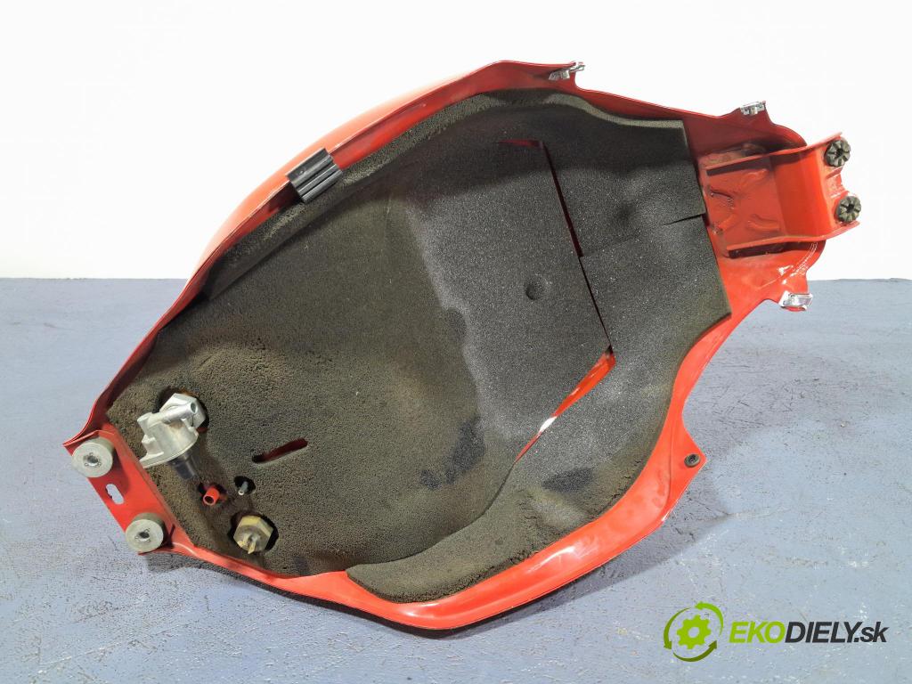 Honda CBR 1999 Nádrž: paliva 01