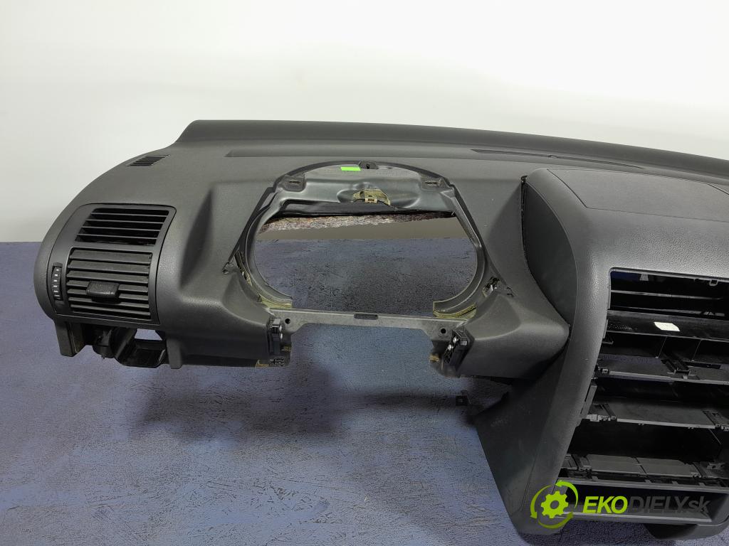 Audi A2 2002 kokpit,pristrojová doska 01