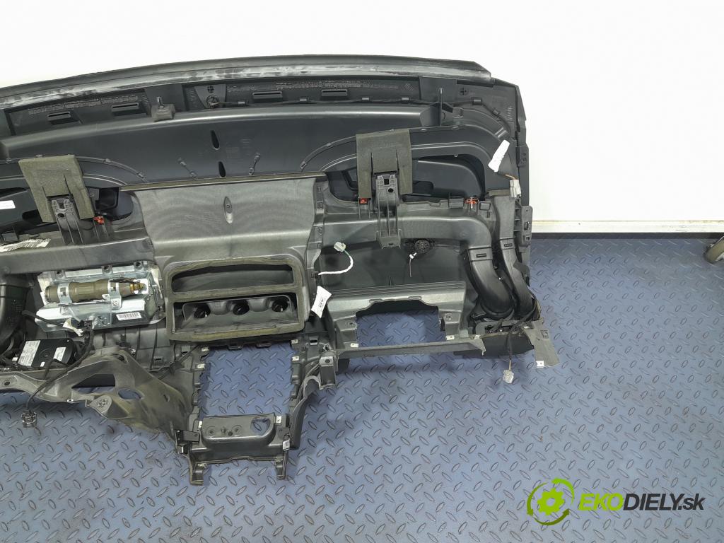 Ford Galaxy 2010 kokpit,pristrojová doska 01