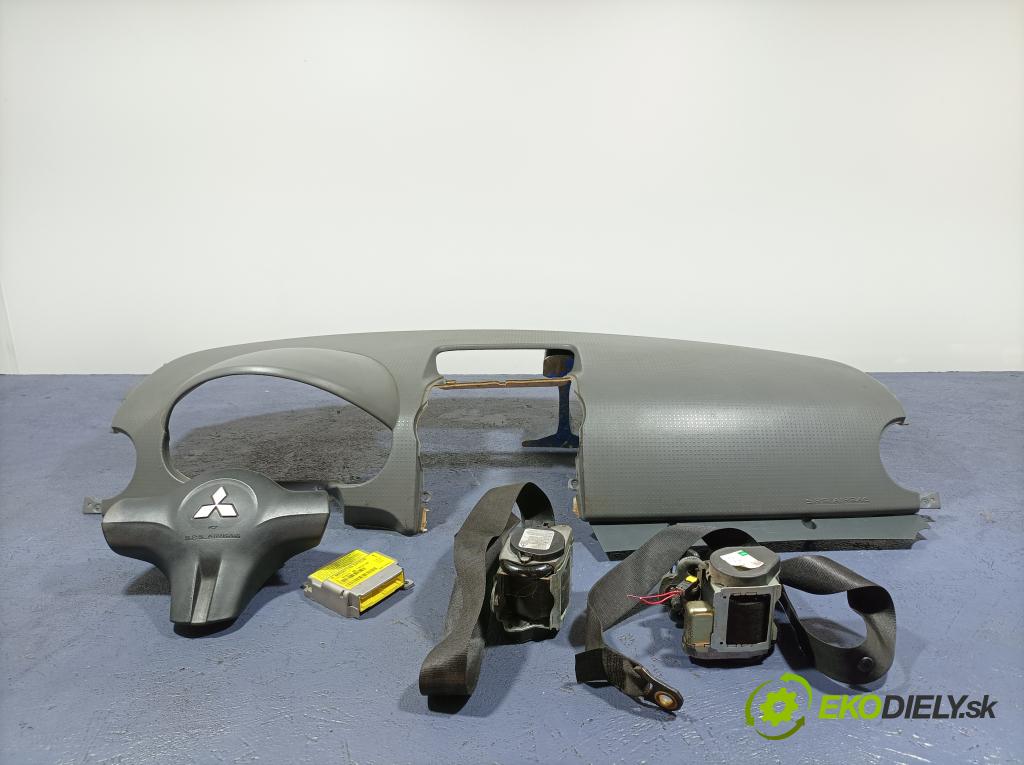 Mitsubishi Colt 2005 kokpit,pristrojová doska 01