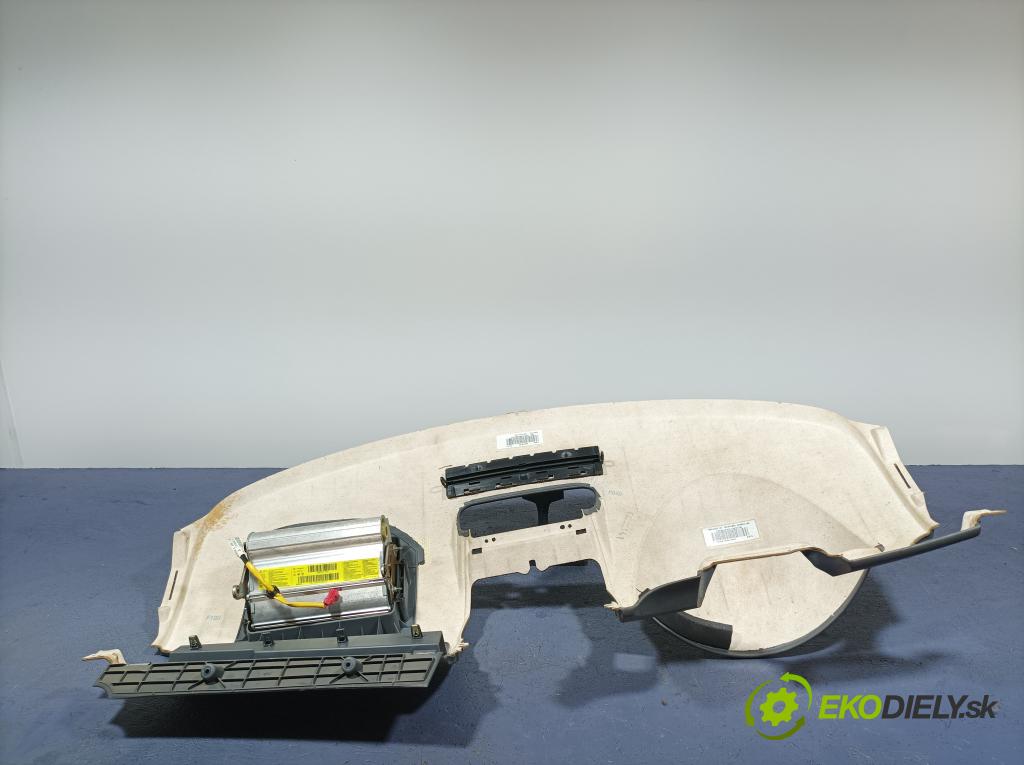 Mitsubishi Colt 2005 kokpit,pristrojová doska 01
