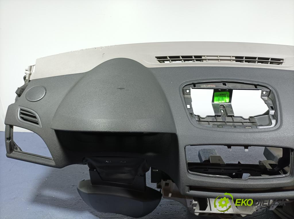 Renault Megane 2009 kokpit,pristrojová doska 01