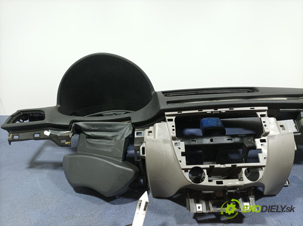 Renault Megane 2009 kokpit,pristrojová doska 01