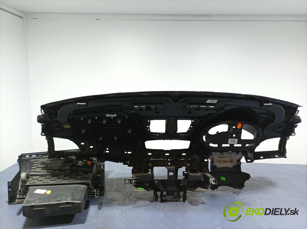 Renault Megane 2009 kokpit,pristrojová doska 01