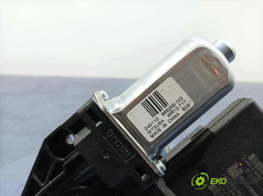 Volvo Xc40 2024 mechanismus stahování Sklenka: před v pravo: 31674757