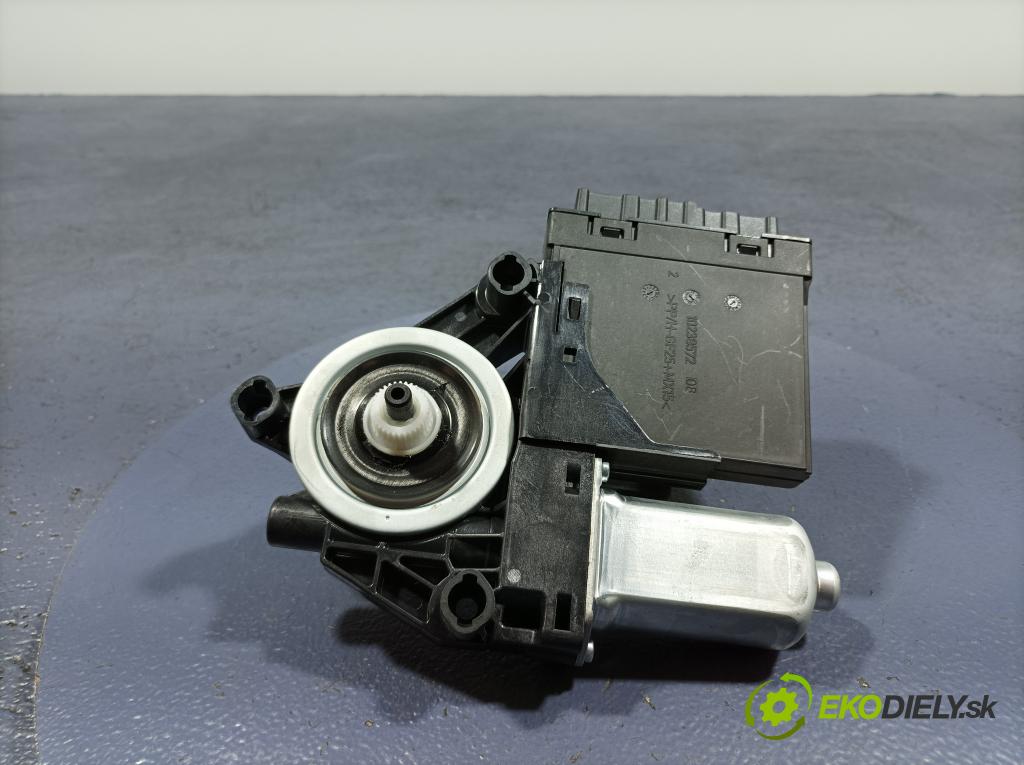 Volvo Xc40 2024 mechanismus stahování Sklenka: před v pravo: 31674757