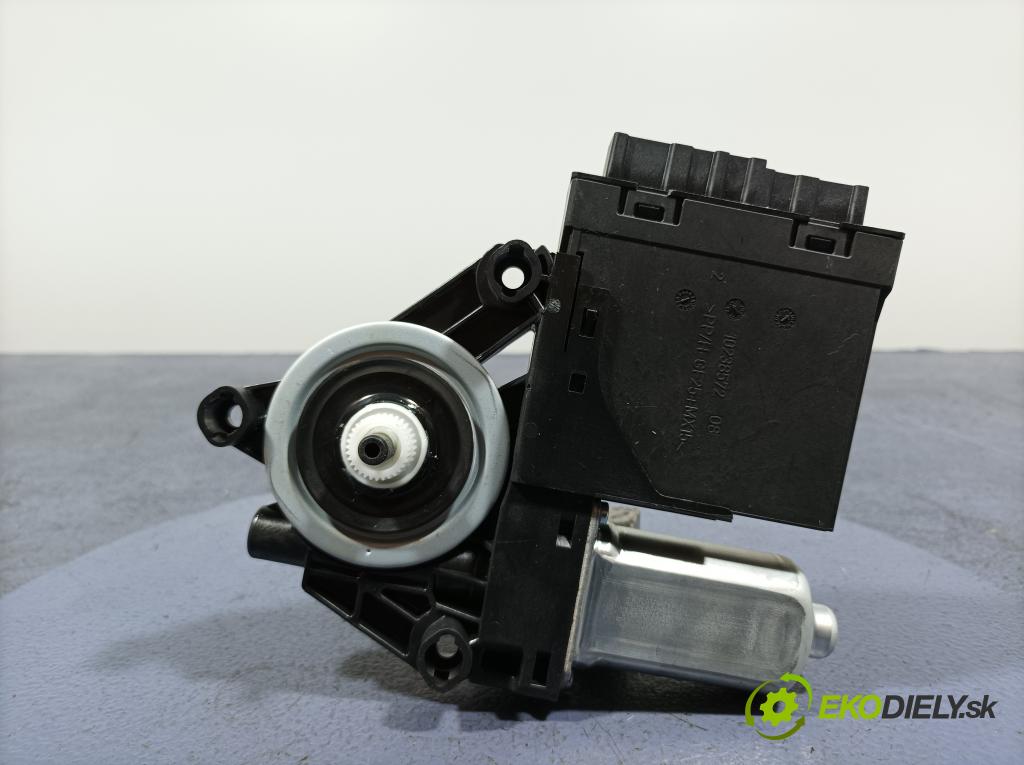 Volvo Xc40 2024 mechanismus stahování Sklenka: před v pravo: 31674757