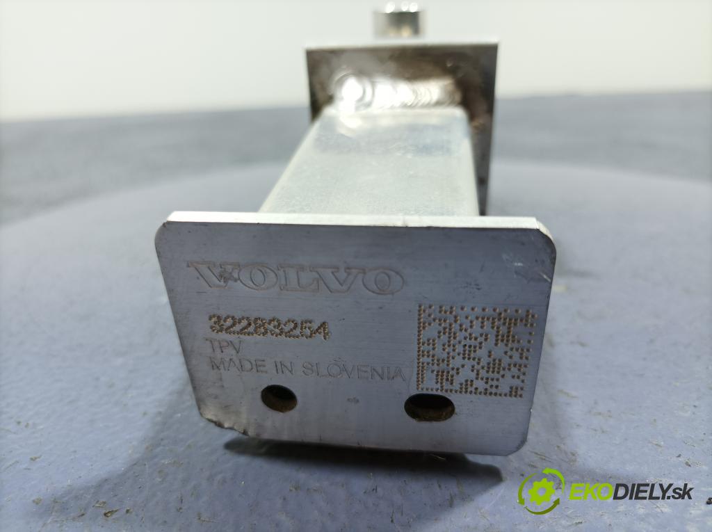 Volvo Xc40 2024 výztuha narazník před 32283254
