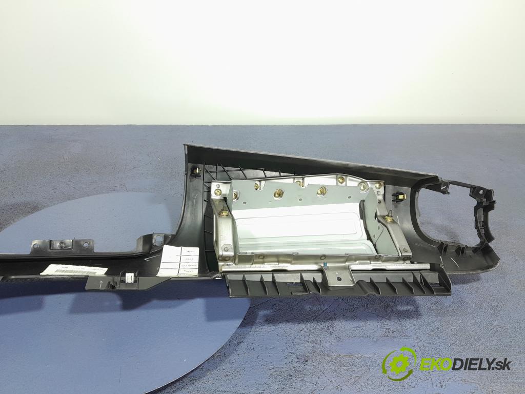 Nissan Micra 2005 kokpit,pristrojová doska 01