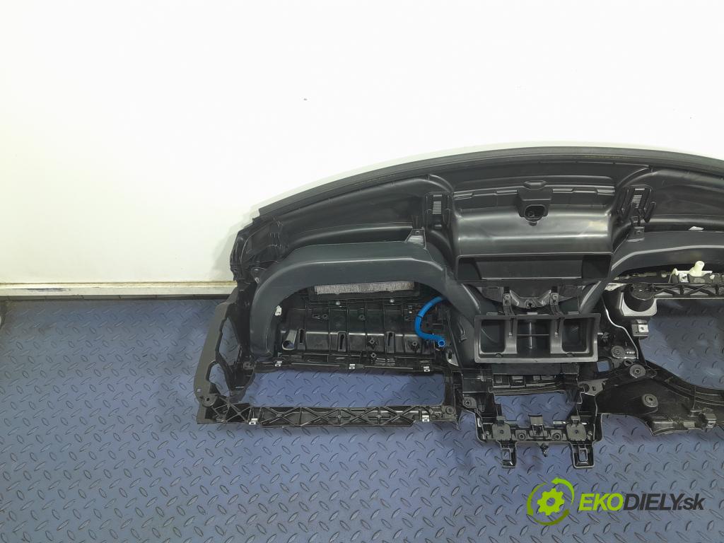 Volvo Xc40 2024 kokpit,pristrojová doska 01