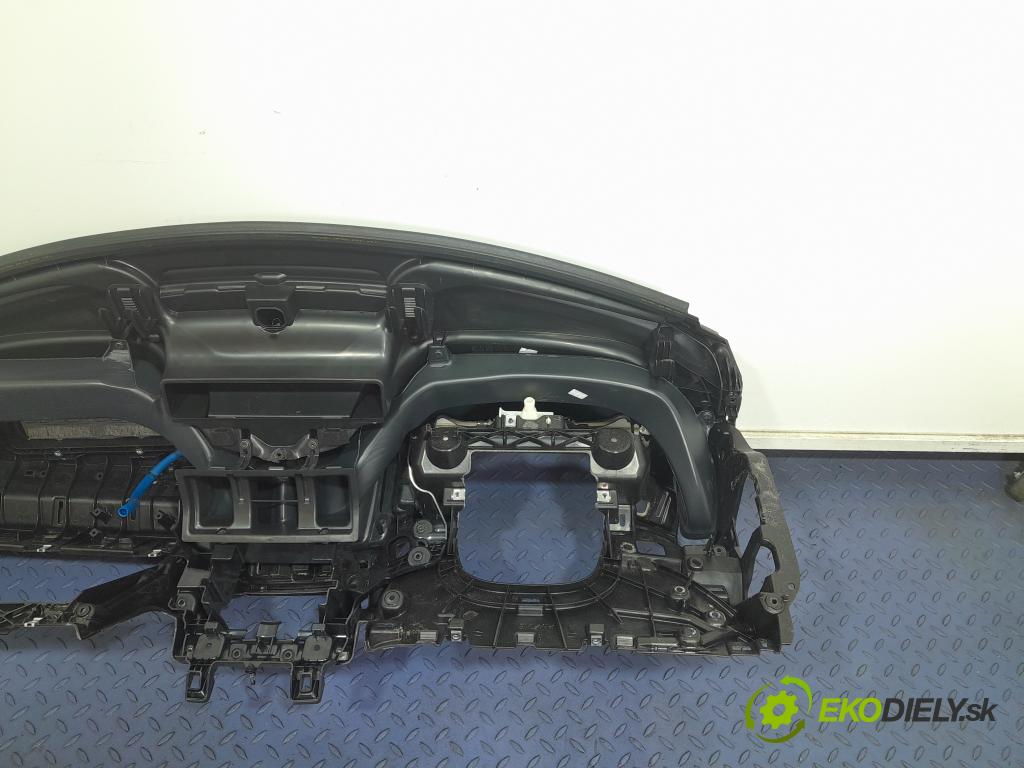 Volvo Xc40 2024 kokpit,pristrojová doska 01