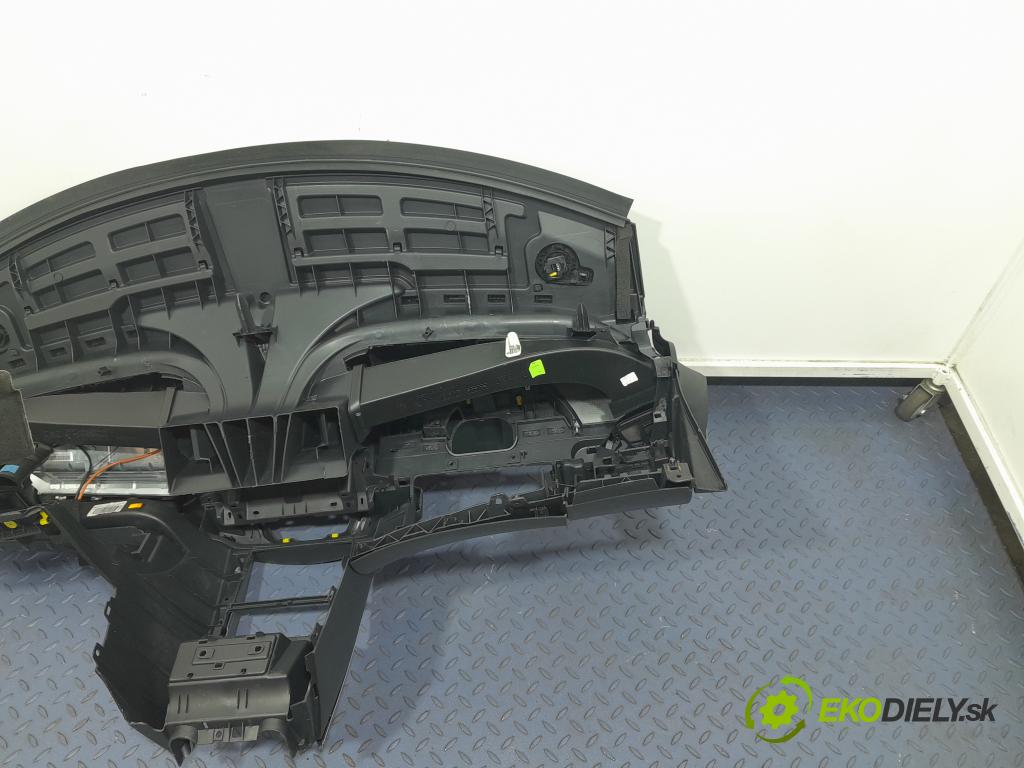Peugeot 207 2007 kokpit,pristrojová doska 01