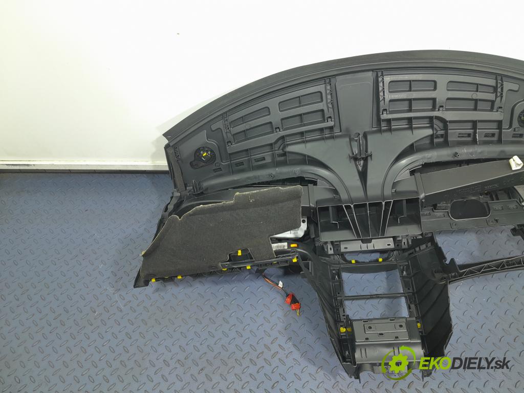 Peugeot 207 2007 kokpit,pristrojová doska 01
