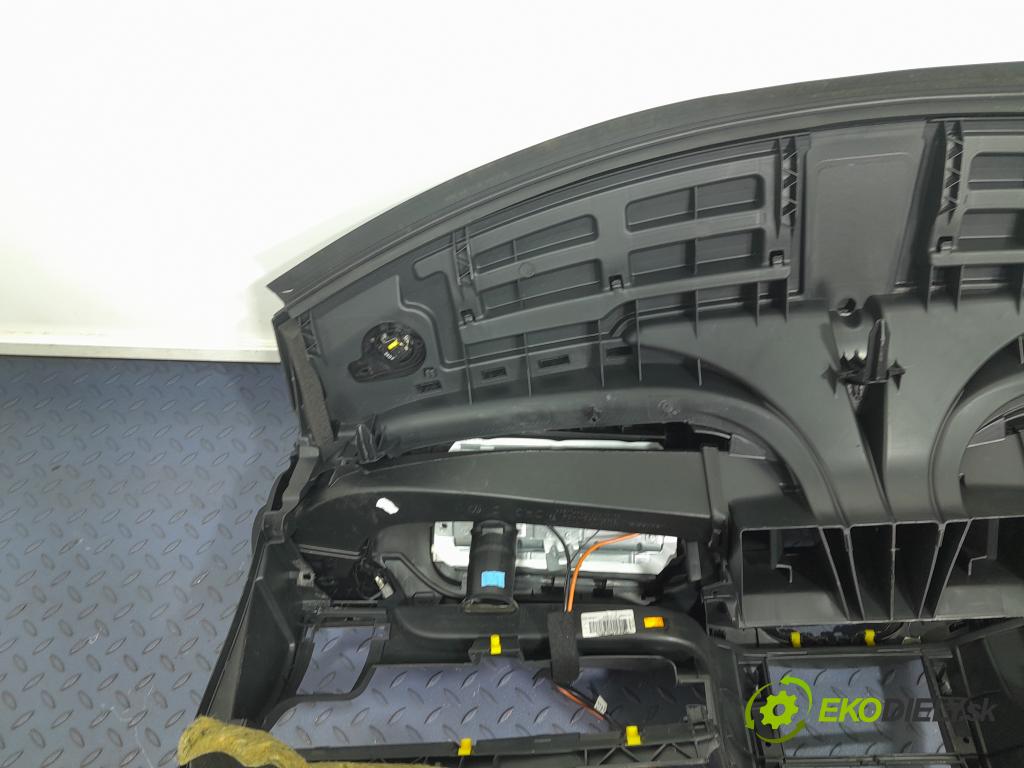 Peugeot 207 2007 kokpit,pristrojová doska 01