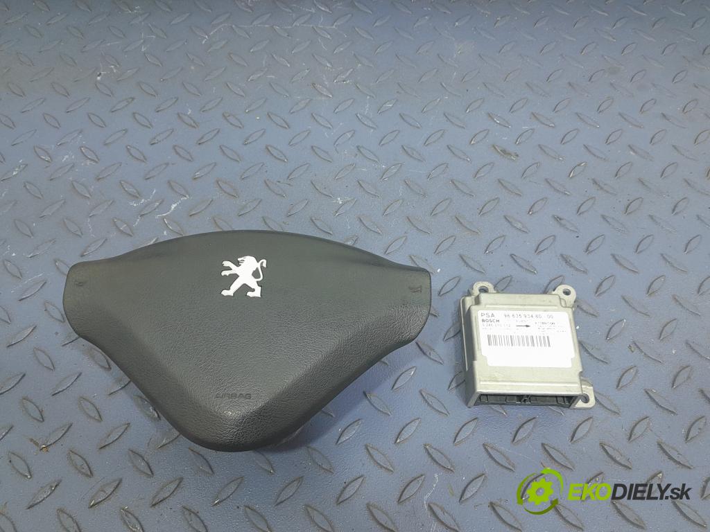 Peugeot 207 2007 kokpit,pristrojová doska 01